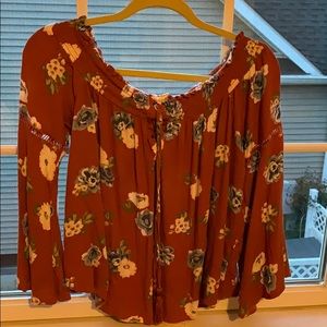 Size Large Nice floral top with great sleeves.